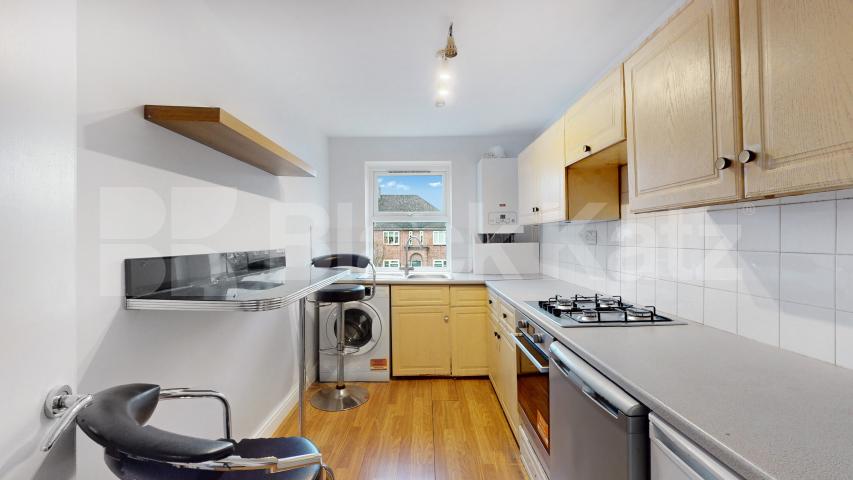 Two Bedroom First Floor Flat in Conversion, New Barnet, mins to tube & shops! Bulwer Road, New Barnet